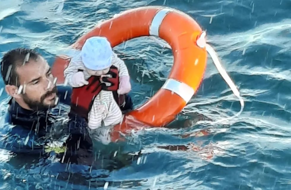 Un miembro de la Guardia Civil rescata a un bebé del agua en Ceuta (Guardia Civil via AP)