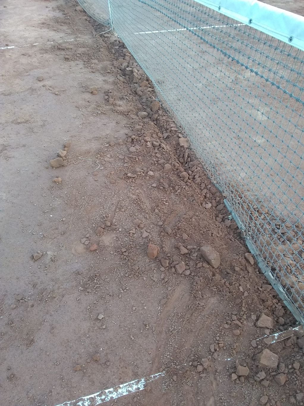 Robaron los cables de la instalación eléctrica de las canchas de tenis del Club Costa Sud