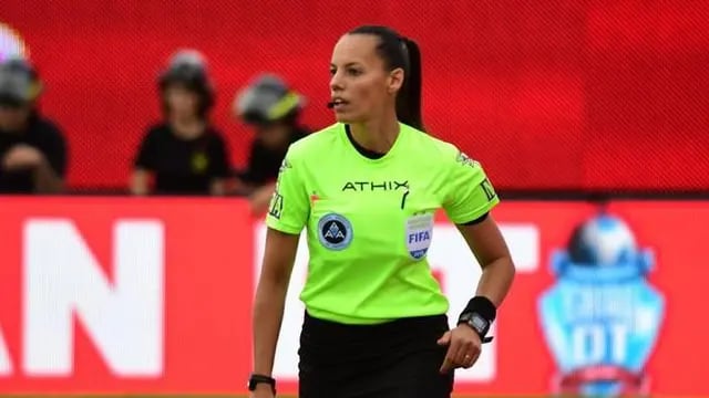 Mariana de Almeida. La argentina fue elegida como árbitro asistente para integrar la primera terna femenina en la historia de la competencia que se realizará en Qatar.   (Foto: Jose Almeida).