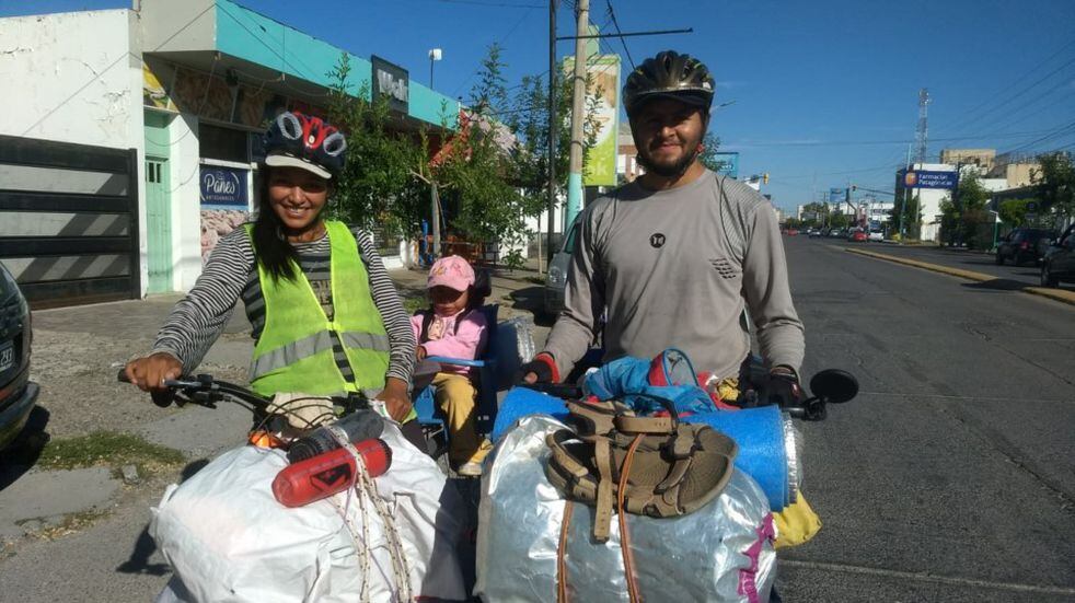 Diego, Yarita y Jazmín recorren Argentina en bicicleta.