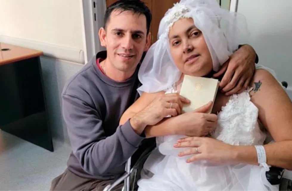 La pareja cordobesa se casó en un hospital, donde ella realiza su tratamiento oncológico.