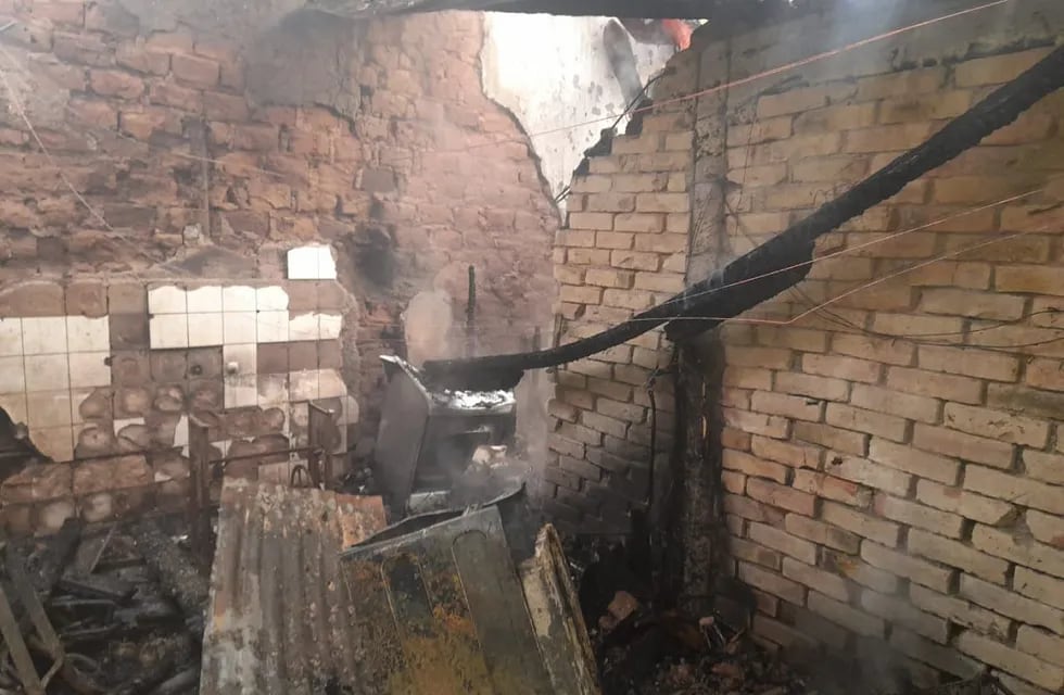 Daños totales rgistró la vivienda de calle Belgrano de Maipú tras el incendio. En el siniestro resultaron con graves heridas un menor y dos adultos. Gentileza