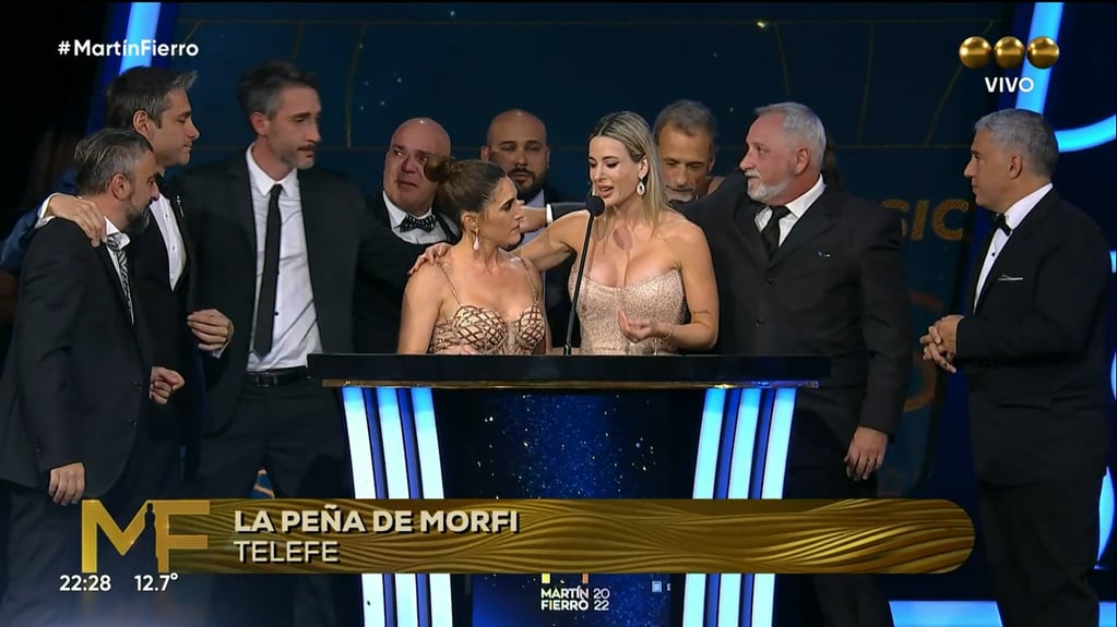 El momento en el que el equipo de "La Peña de Morfi" recibe el Premio Martín Fierro a Mejor Programa Musical del año.