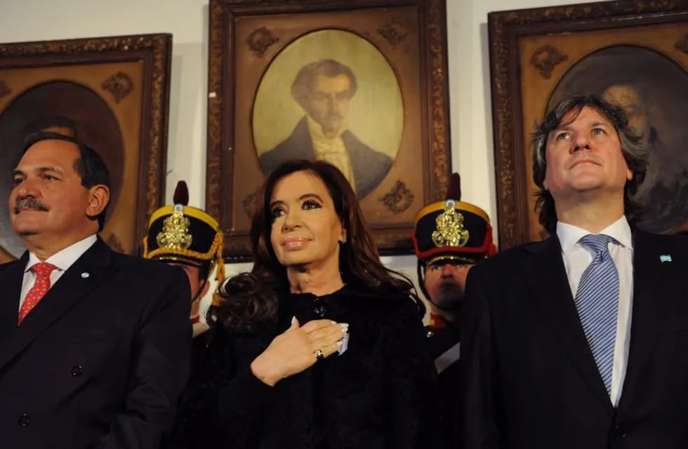 Argentina's President, Cristina Fernandez de Kirchner (C) beside Tucuman's Governor, Jose Alperovich (L) and Argentina's Vice President Amado Boudou (R) during the Independence day ceremony in Tucuman, Argentina, July 9, 2012. Crsitina Fernandez de Kirchner celebrates the independence day of the country with an official ceremony at the Casa de Tucuman, in Tucuman, Argentina. Photo: Presidencia de la Republica/Handout/dpa/ef  ++ FOR EDITORIAL USE ONLY/NO SALES ++ tucuman jose alperovich cristina fernandez amado boudou actividad presidencial presidenta acto conmomorativo aniversario independencia gobernador tucuman vicepresidente