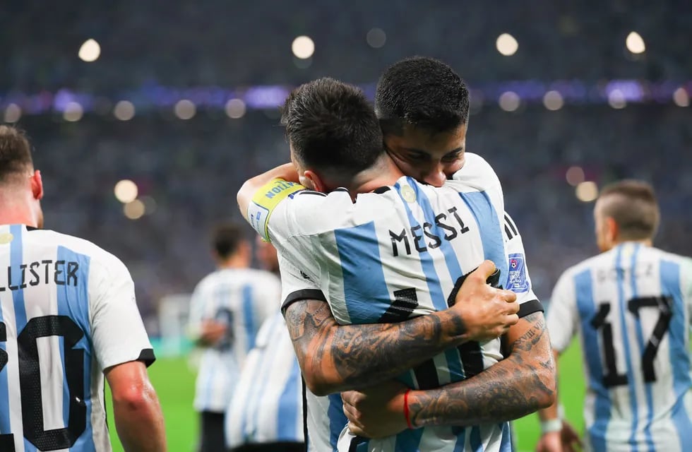 Messi y "Cuti" Romero en un abrazo mundial. (Prensa AFA).