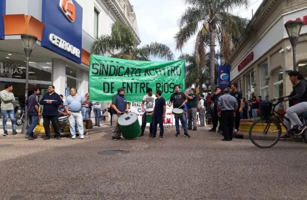 Sindicalistas repudian despidos en Guleguaychú - Crédito: Reporte 2820