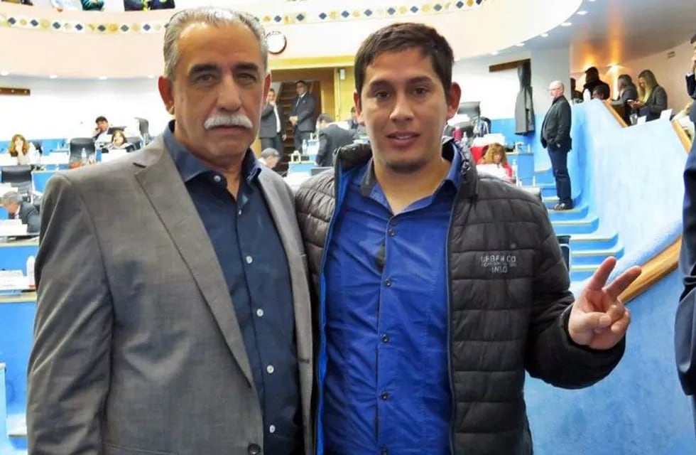 El legislador Raúl Martínez junto al obrero Gabriel Maureira que salvó la vida de un bebé de un año.