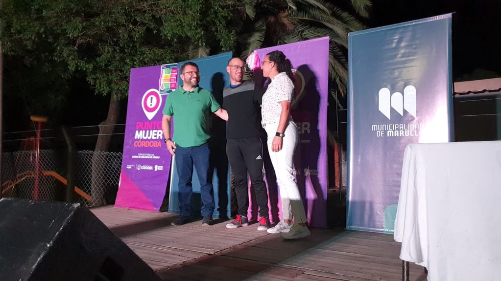 Intendente de Marull Gabriel Falletto (izquierda), junto al periodista Diego Gómez (centro) y la directora de deportes de la localidad, Vanesa Pereyra. (derecha).