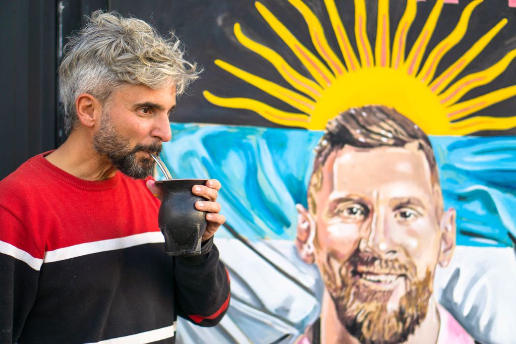 El artista plástico Gastón Liberto y su retrato de Messi (La Voz).