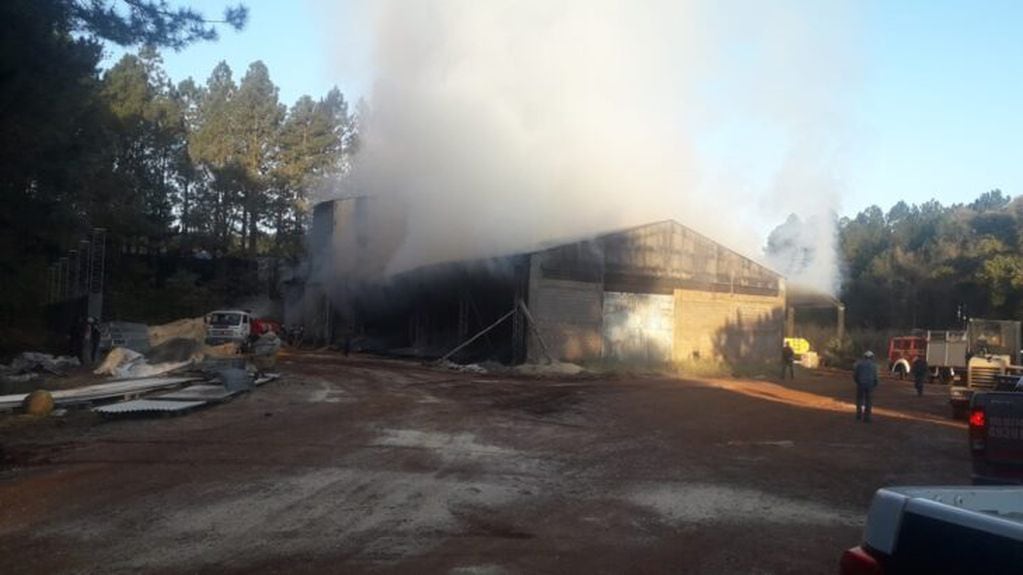 La empresa GP Energy en Capioví sufrió un voraz incendió que le causó graves daños.