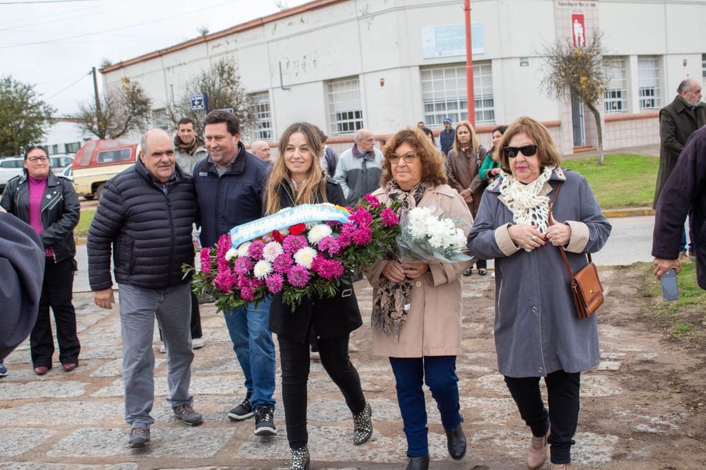 ofrenda floral al conmemorarse el 41º aniversario del fallecimiento de Héctor Ricardo Volponi