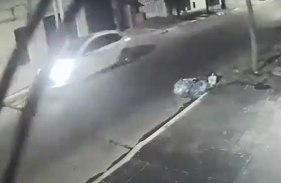 El momento preciso en el que llega el Peugeot 208 blanco con los cuatro criminales que quisieron asaltar a la familia. (Captura de video).