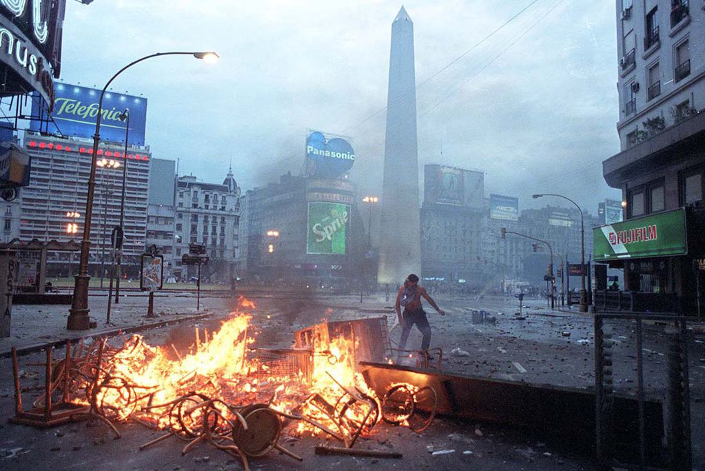 El Obelisco, emblema porteño, totalmente tomado por los manifestantes en diciembre del 2001