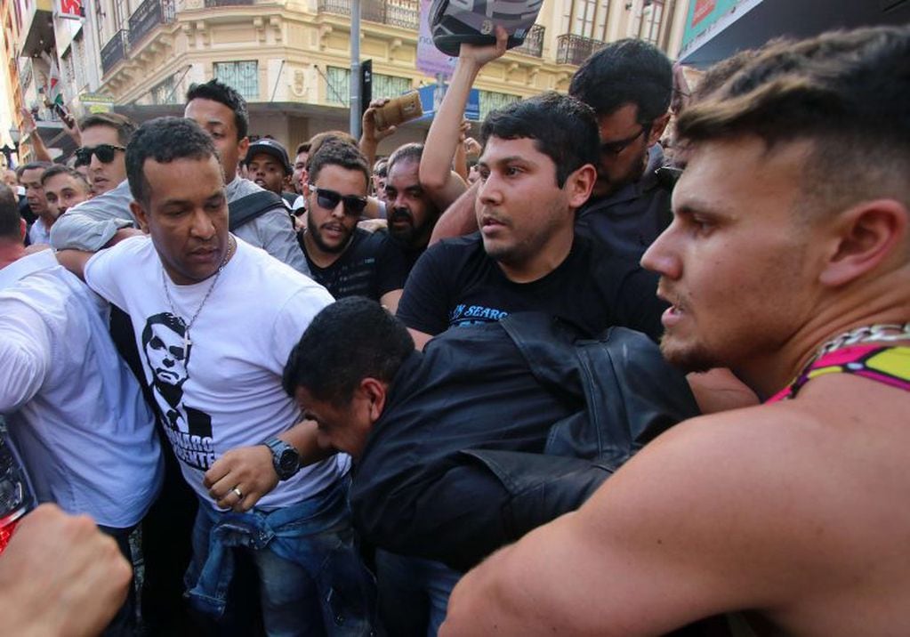 Un grupo de personas intentan linchar a Adelio Bispo de Oliveira. (EFE)