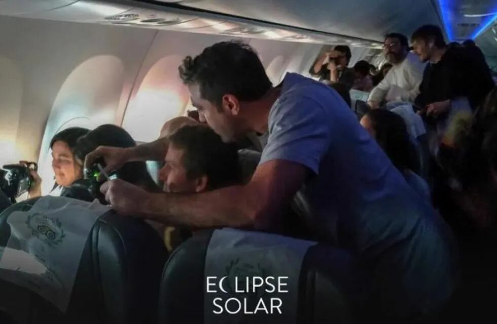 Pasajeros de Aerolíneas Argentinas disfrutaron en el aire del eclipse por la idea del copiloto.