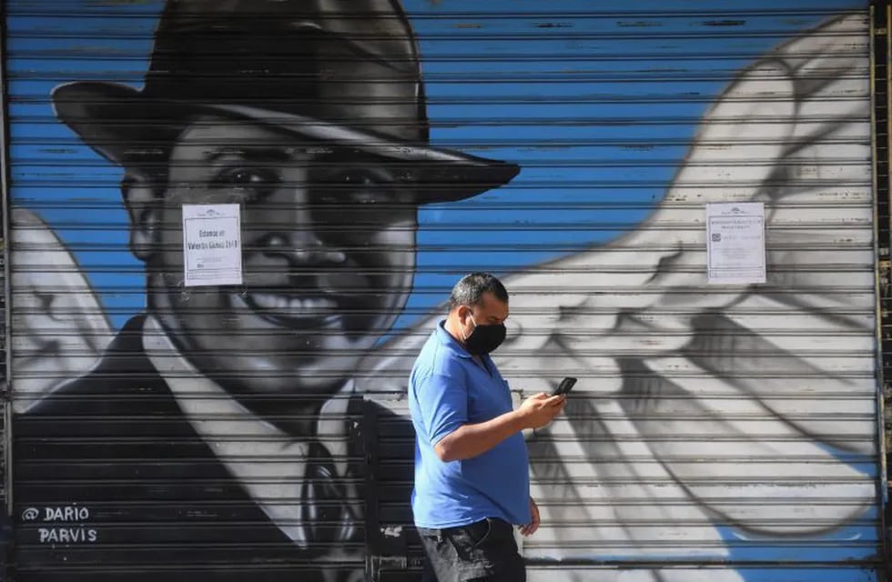 20/05/2020 Una persiana con una pintada de Carlos Gardel en Buenos Aires, Argentina POLITICA INTERNACIONAL Fernando Gens/telam/dpa