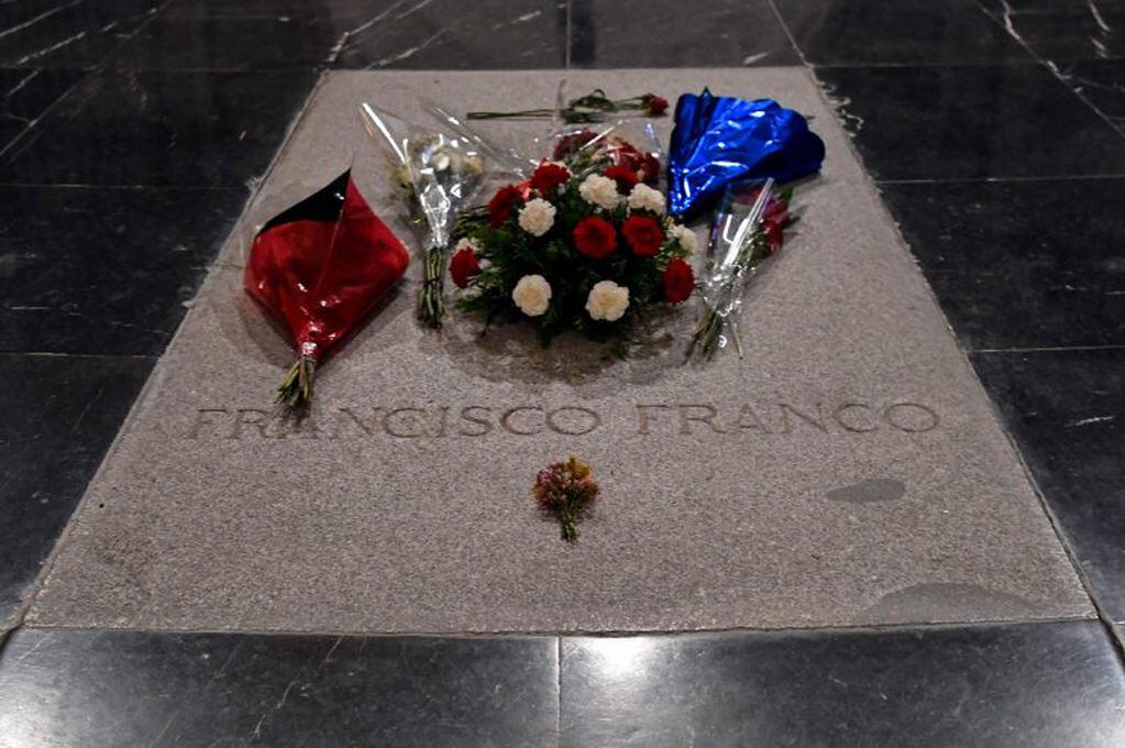 Esta foto de archivo tomada el 3 de julio de 2018 muestra la tumba del general español Francisco Franco en San Lorenzo del Escorial, cerca de Madrid en el Valle de los Caidos, un monumento a los combatientes franquistas que murieron durante la guerra civil española y el lugar de descanso final de Franco. Crédito: OSCAR DEL POZO / AFP.