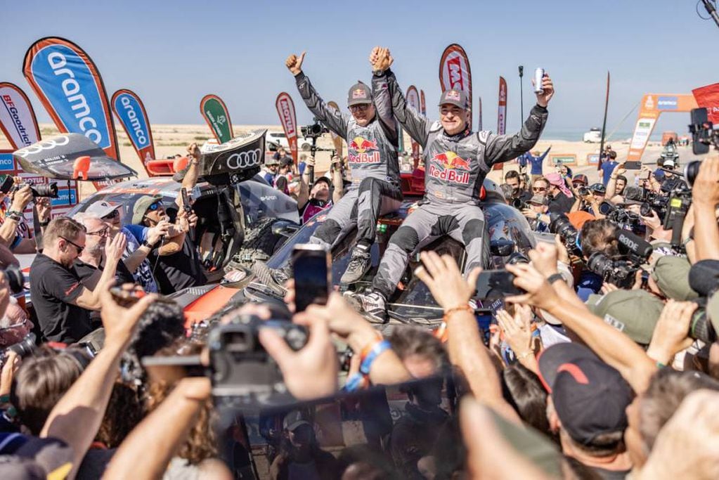 Carlos Sainz y su navegante Lucas Cruz, victoriosos con Audi en el Dakar 2024.