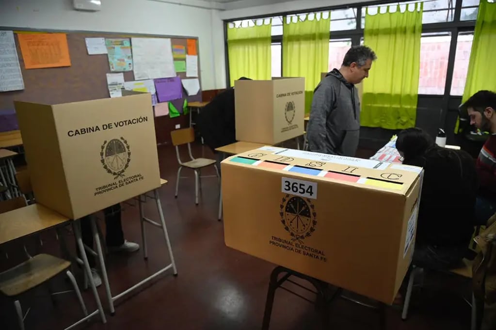 No se permitirá el uso de teléfono celular en el box de votación. 