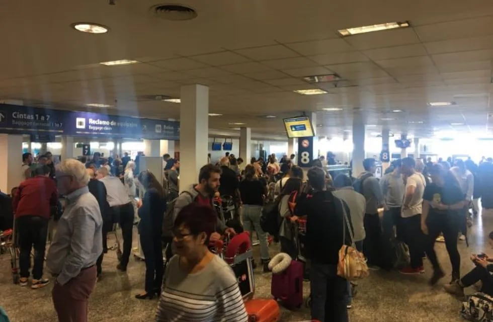 Una medida de fuerza gremial provoca caos y demoras en el aeropuerto de Ezeiza.