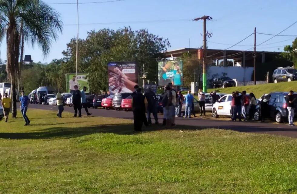 Los trabajadores se congregaron en el acceso a Puerto Iguazú