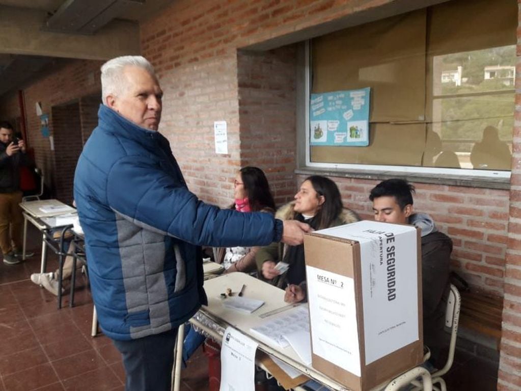 Omar Albanese emitió su voto (Foto: InfoRío)