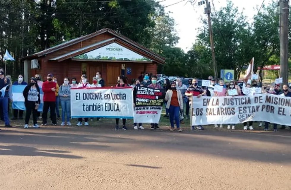 Puerto Iguazú: taxistas y remiseros intentan frenar el corte de ruta anunciado por el sector docente. Archivo.