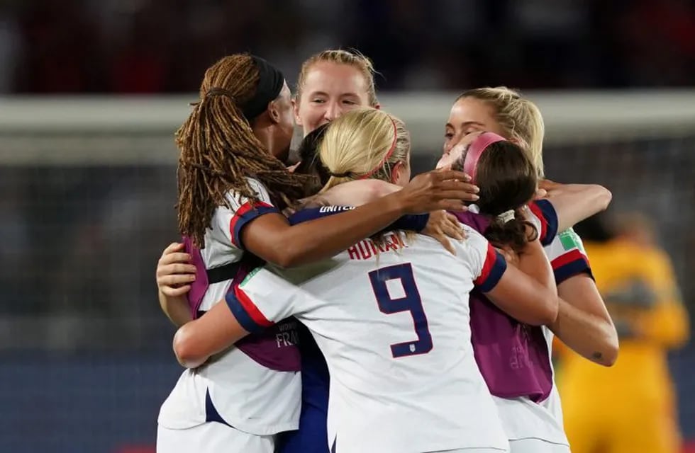 US players celebrate at the end of the France 2019 Women's World Cup quarter-final football match between France and USA, on June 28, 2019, at the Parc des Princes stadium in Paris. (Photo by Lionel BONAVENTURE / AFP)