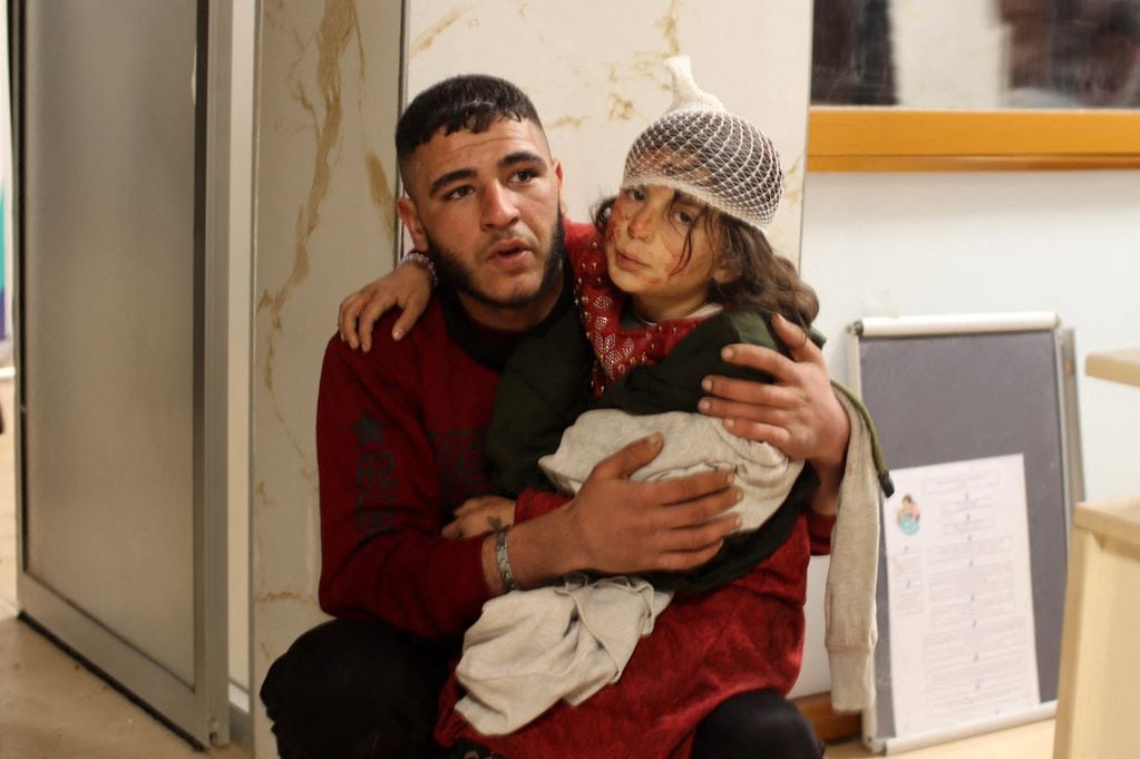 Una niña herida en el terremoto aguarda en un hospital de la ciudad de Azaz, Siria.  