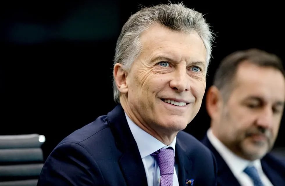 Argentinian President Mauricio Macri (C) smiles during a visit to the International Criminal Court (ICC) in The Hague, The Netherlands, on March 28, 2017.   / AFP PHOTO / www.anpfoto.nl AND ANP / Remko de Waal / Netherlands OUT