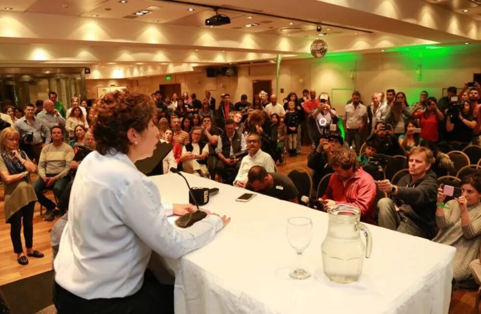 Carreras brindó una conferencia de prensa en Bariloche tras celebrar su posible victoria como primera gobernadora electa.
