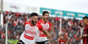 Joaquín Molina y Gabriel Graciani festejan el segundo gol del volante en la victoria de Instituto ante Defensores de Belgrano