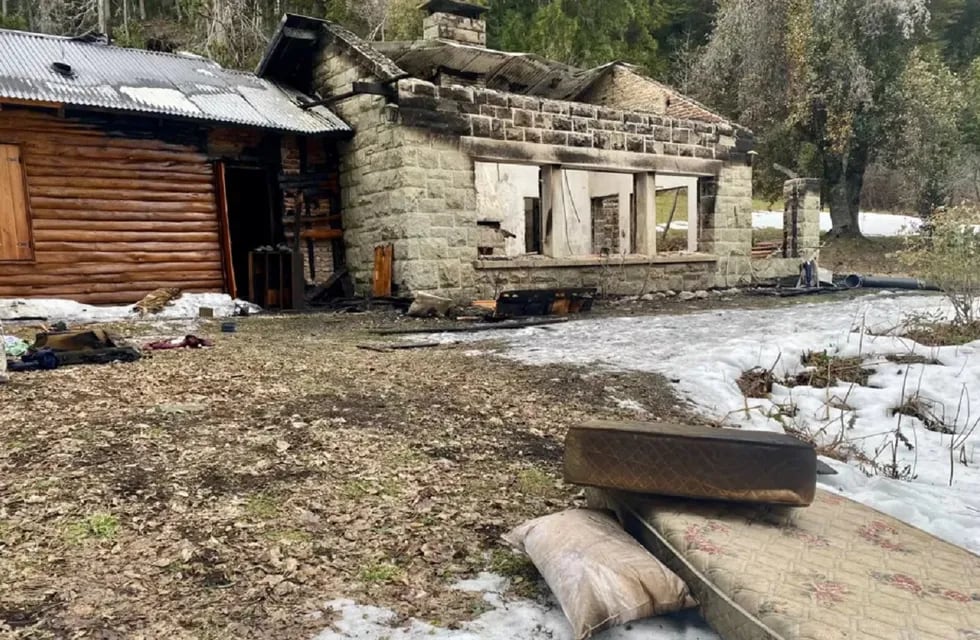 La cabaña atacada por mapuches meses atrás en Villa Mascardi fue usurpada (Gentileza / El Cordillerano).
