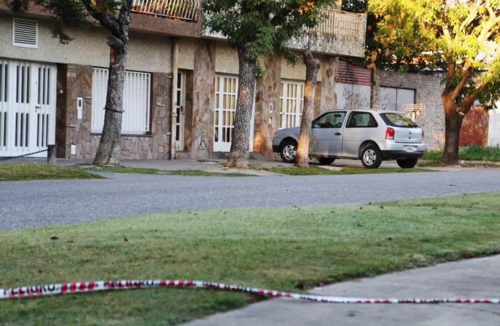 El chofer fue baleado en barrio Ludueña sobre Formosa y República Dominicana la madrugada del jueves 18 de abril de 2019. (Juan José García)