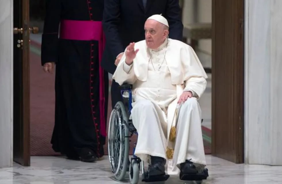 El Papa Francisco se encuentra utilizando una silla de ruedas por su dolor de rodilla. Foto: Los Andes.