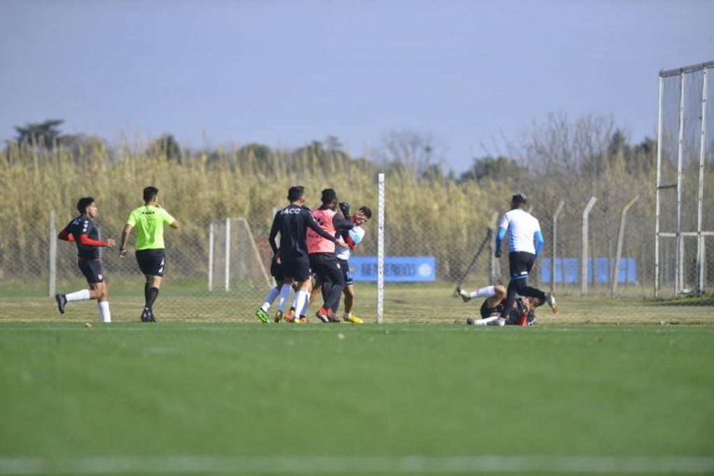 El empate entre Belgrano e Instituto en la previa de la pretemporada con algunos jugadores a las piñas.