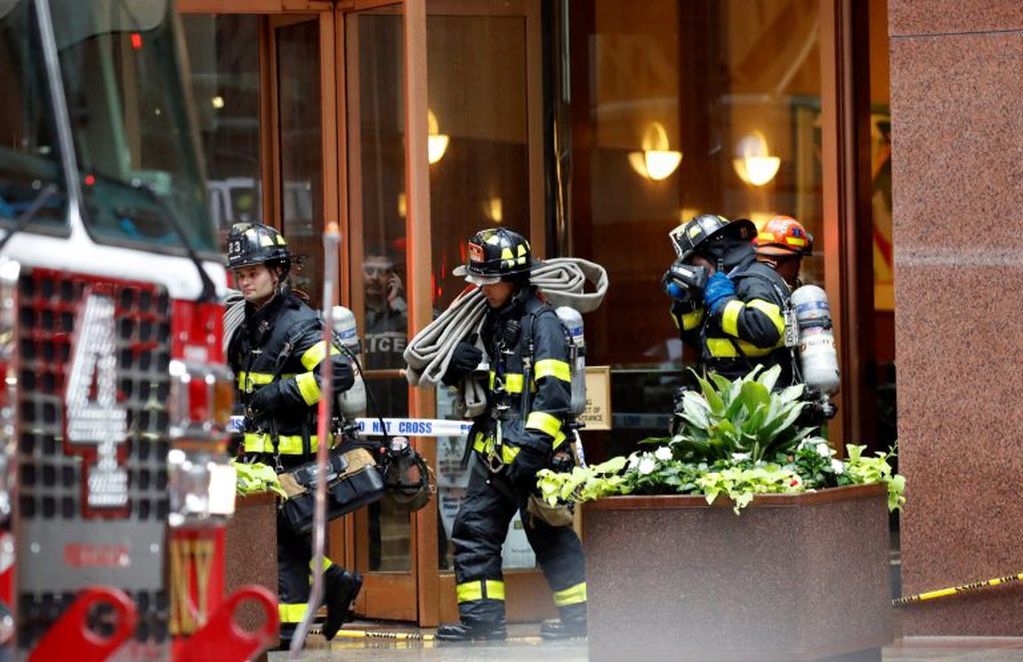 Bomberos llegan al edificio con el que un helicóptero se estrelló, este lunes, en el centro de Manhattan, Nueva York, (EE.UU.). EFE/ Jason Szenes