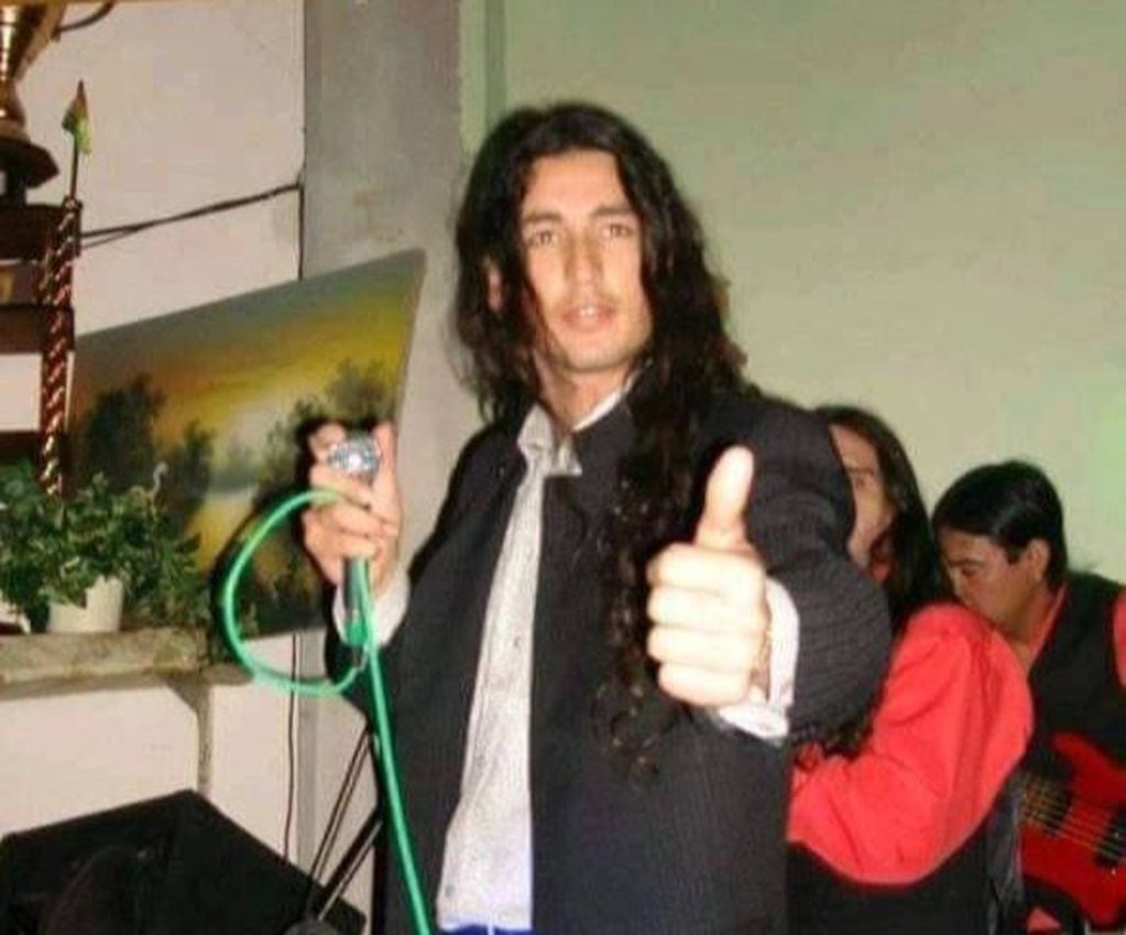 Era un famoso cantante de cumbia, ahora es albañil.