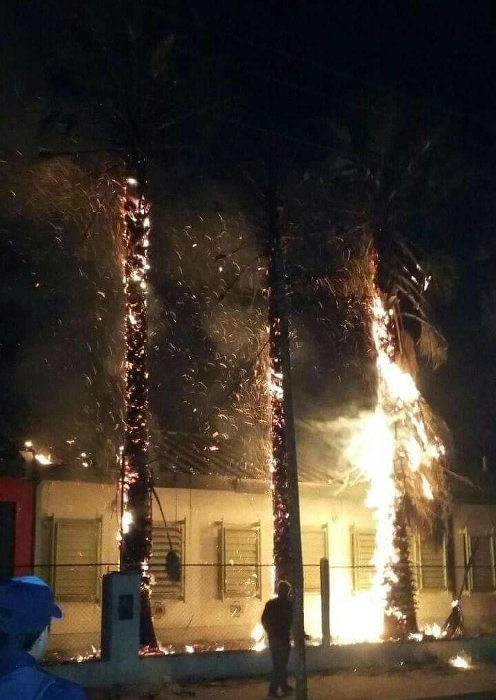 Prendieron fuego en IPEM nº175 de Villa Azalais.