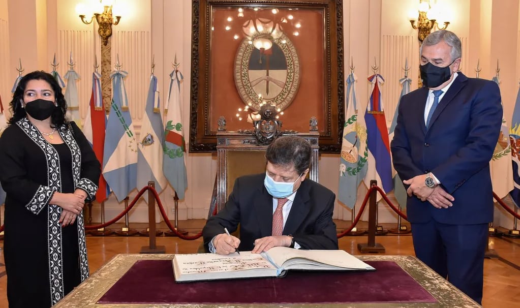 El canciller Euclides Acevedo y la ministra Sofía Montiel de Afara firmaron el Libro de Oro del Salón de la Bandera de la Casa de Gobierno de Jujuy.