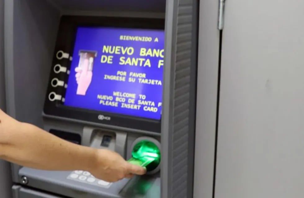El medio aguinaldo para los empleados públicos del Gobierno de Santa Fe se paga en cajeros automáticos en tres instancias. (Archivo)