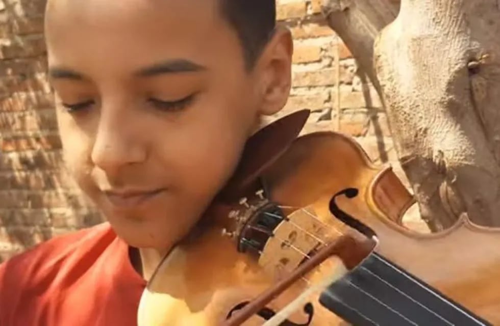 El santafesino toca el violín desde muy pequeño y comparte su música en YouTube. (YouTube)