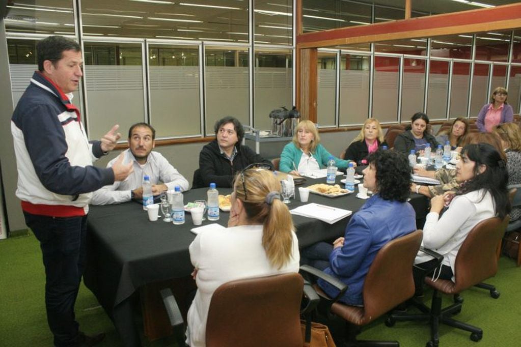 Reunion Municipal en Arroyito con directivos de escuelas primarias