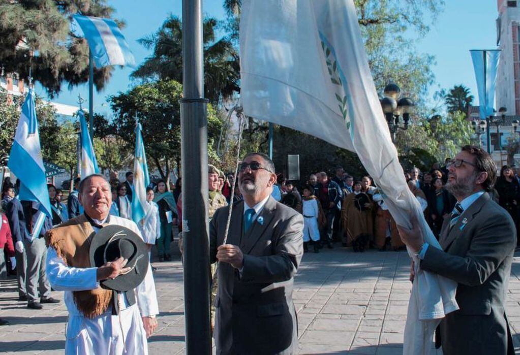 El intendente de San Salvador de Jujuy, Raúl Jorge izó la bandera nacional donada por el Concejo Deliberante