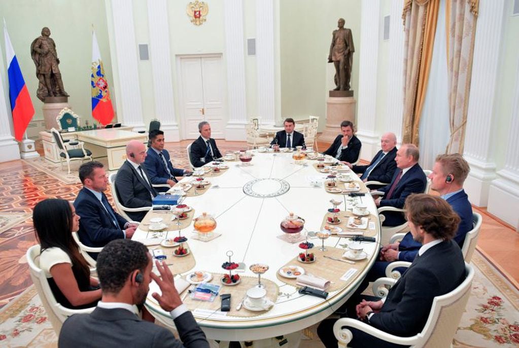 Putin se reunió con estrellas mundiales del fútbol (AP)