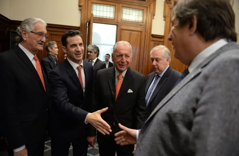 Matías Tombolini junto al presidente de la Unión Industrial Argentina (UIA), Daniel Funes de Rioja, y otros empresarios. Foto: Corresponsalía.