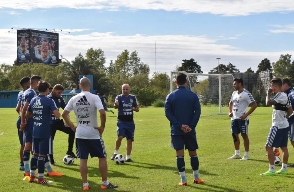Mascherano, Agüero, Salvio, Lanzini y Tagliafico iniciaron la preparación en Ezeiza. (Foto: Twitter/@Argentina)