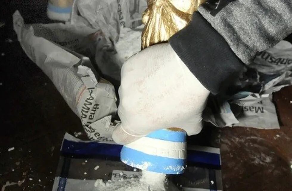 Desbaratan una banda narco que traficaba drogas en réplicas de trofeos de la Copa del Mundo