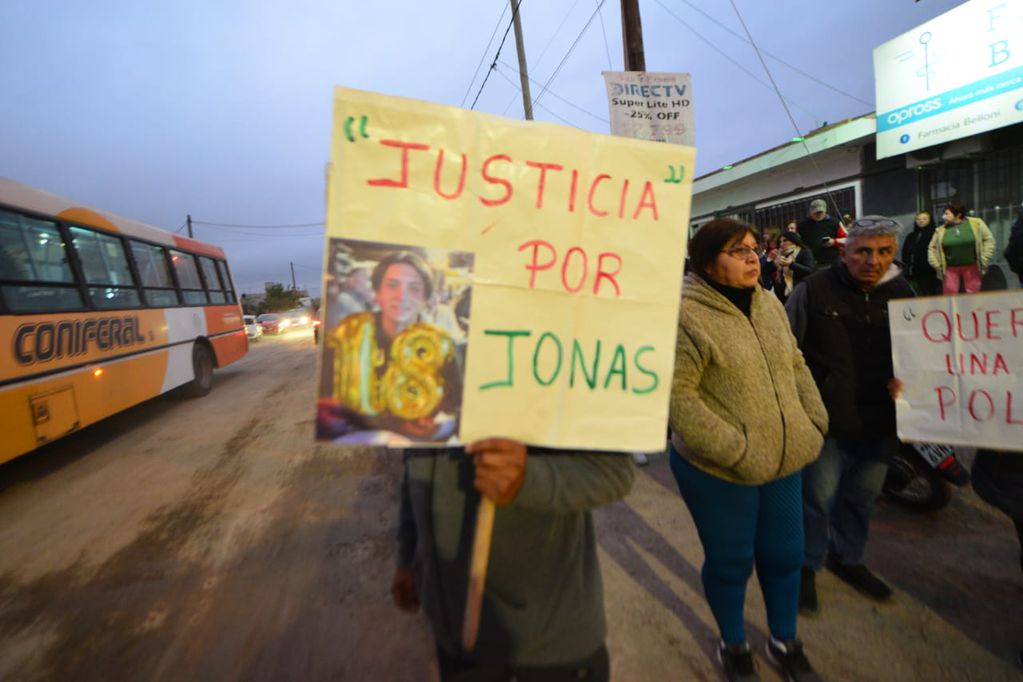 Familiares y vecinos de Jonás Zamudio, baleado por motochoros, protestaron en Ituzaingó Anexo en Córdoba. (Javier Ferreyra)