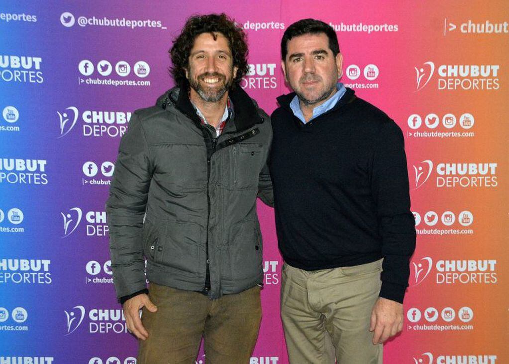 El presidente de Chubut Deportes, Walter Ñonquepán, junto al titular del Club Andino Puerto Madryn, Eugenio Manera,